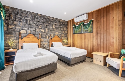 Emerald Apartment | Little Acorn