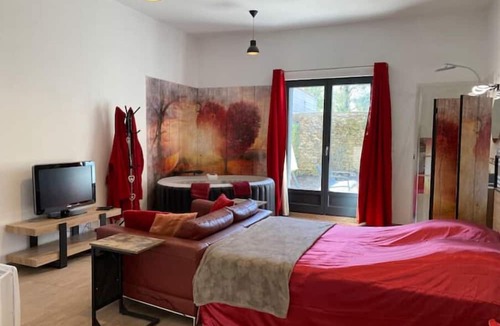 Egly Apartment | Studio Avec Jacuzzi au Calme