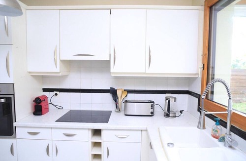 Les Aunettes Apartment | Cosy apartment with garden and parking, close to Paris