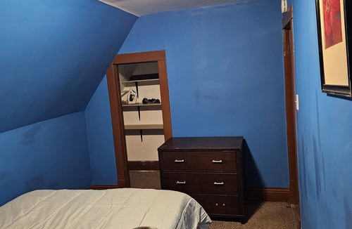 South Chicago Heights Apartment | 2-bedroom apartment in South Chicago Heights with AC.