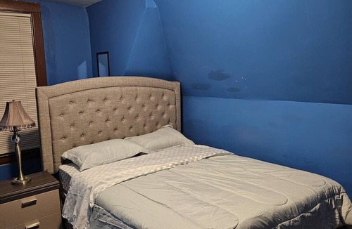 South Chicago Heights Apartment | 2-bedroom apartment in South Chicago Heights with AC.