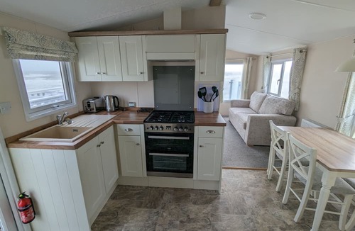 Holworth Cabin | Willow - Creek Caravan Park Ringstead - Dog Friendly