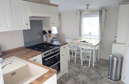 Holworth Cabin | Willow - Creek Caravan Park Ringstead - Dog Friendly