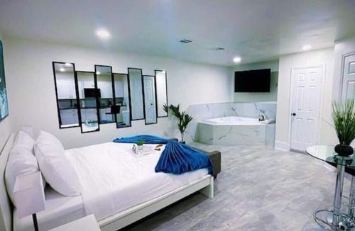 Houston Apartment | Luxury Studio-Apt w/ Jacuzzi 8 mi from IAH