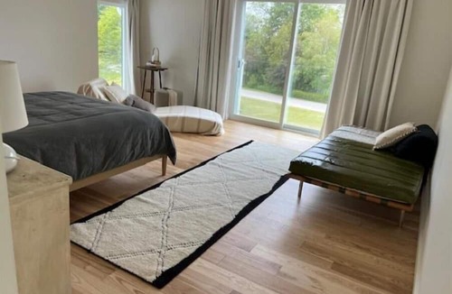 Southampton House | A Wave From it All
