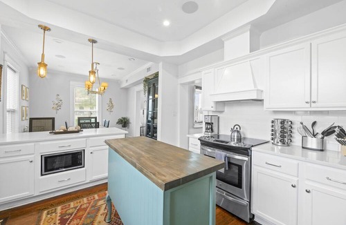 Eastside Promise Neighborhood House | Minutes Away from Riverwalk & Alamo! Beautiful Home w/ Hot Tub & Fire Pit
