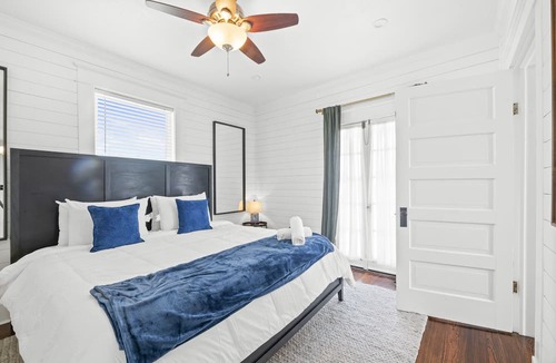 Eastside Promise Neighborhood House | Minutes Away from Riverwalk & Alamo! Beautiful Home w/ Hot Tub & Fire Pit