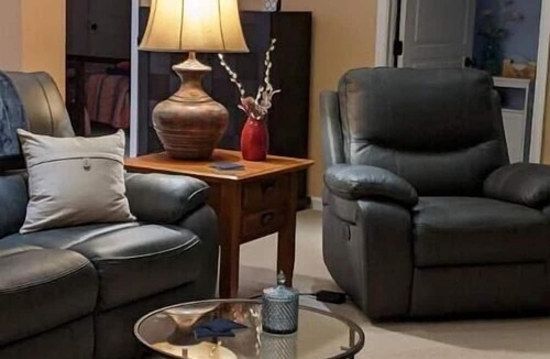 Centre Hall Apartment | Manor Road Getaway