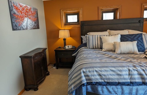 Darwin House | Spectacular Lake Manuella Family Retreat. Relaxing and serene lakeshore home!
