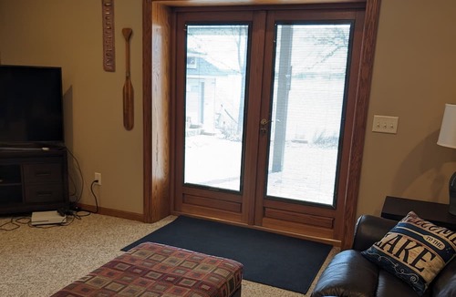 Darwin House | Spectacular Lake Manuella Family Retreat. Relaxing and serene lakeshore home!