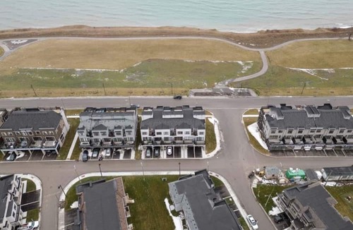 Newcastle House | 5 bedroom 3 bathroom Lakeview townhouse
