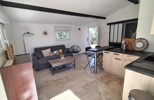 Saint-Maximin-la-Sainte-Baume Apartment | Studio Meublé Chez L'habitant Dans un Cadre Champêtre Avec Piscine