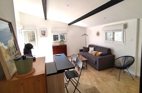 Saint-Maximin-la-Sainte-Baume Apartment | Studio Meublé Chez L'habitant Dans un Cadre Champêtre Avec Piscine