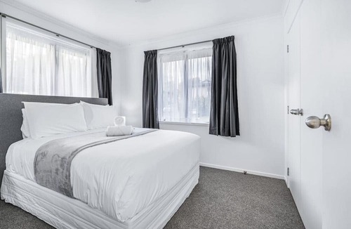 Hamilton East House | Park Scenery, Proximity & Value - Close to Uni!