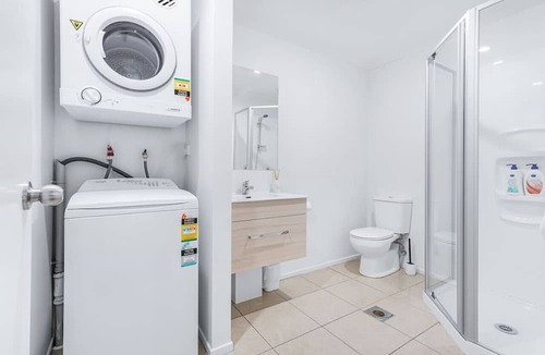 Hamilton East House | Park Scenery, Proximity & Value - Close to Uni!