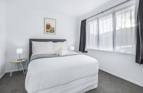 Hamilton East House | Park Scenery, Proximity & Value - Close to Uni!