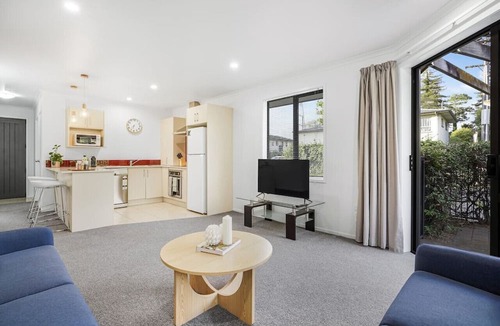 Hamilton East House | Park Scenery, Proximity & Value - Close to Uni!
