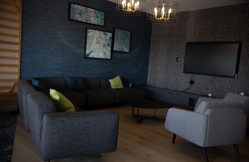 Lynn Apartment | Luxurious Rooftop stay 5 min from Beach