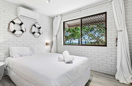 Traviston Apartment | Pool Deck on Dudley