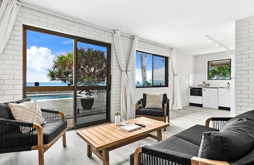 Traviston Apartment | Pool Deck on Dudley