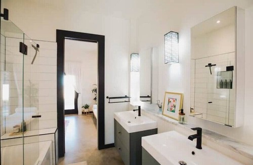 Lockhart House | New! Little Lockhart Oasis with Sauna & Cowboy Pool