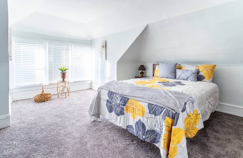 Hough House | CoZ 5 Bedroom Home On Ashbury