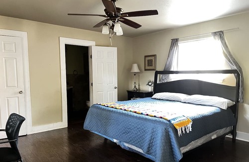 Five Points House | 4 bed 2 bath home - Walk to River Walk in Heart of San Antonio