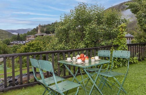 Olopte House | Beautiful private villa for 2 guests with TV and patio