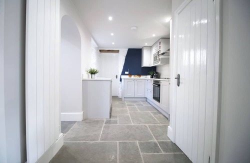 Draethen House | Peaceful Haven: Nature & Cuisine