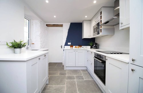 Draethen House | Peaceful Haven: Nature & Cuisine