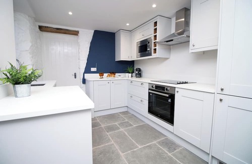 Draethen House | Peaceful Haven: Nature & Cuisine