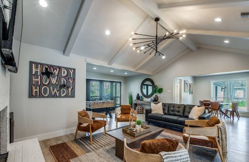 College Station House | 3 Mi to Kyle Field-1.5 Acre-Fire Pit/Patio-3500 sf
