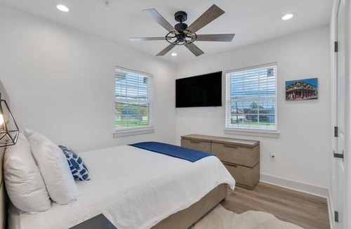 Tulane - Gravier House | Modern Comfort in NOLA: 3BR, 2BA Mid-City - Close to Downtown