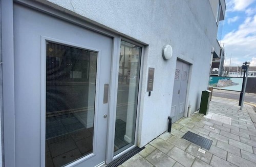 Isle of Grain Apartment | Leigh Broadway Apartment With Parking & Balcony