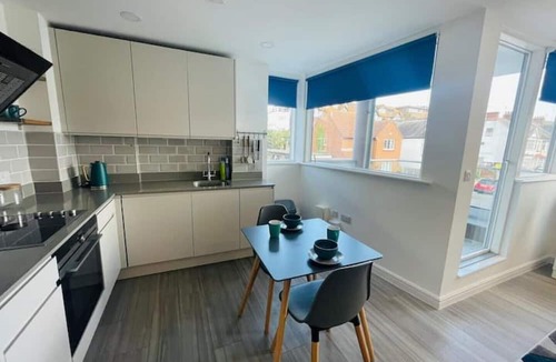 Isle of Grain Apartment | Leigh Broadway Apartment With Parking & Balcony