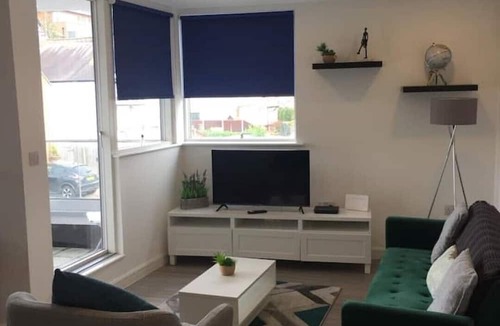 Isle of Grain Apartment | Leigh Broadway Apartment With Parking & Balcony