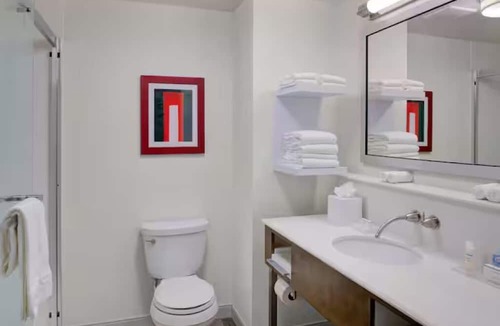 Columbus House | Modern Rooms | EV Charging & Indoor Pool | Next to Scioto Downs