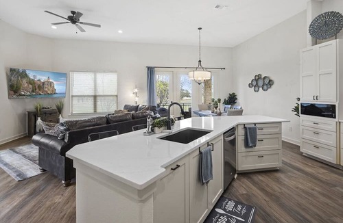 Horseshoe Bay West House | HSB West/ Newer Build/ Chic Decor