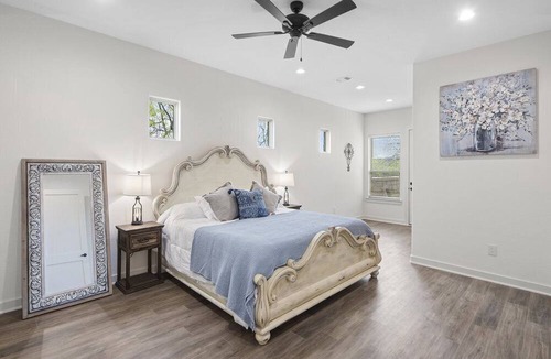 Horseshoe Bay West House | HSB West/ Newer Build/ Chic Decor
