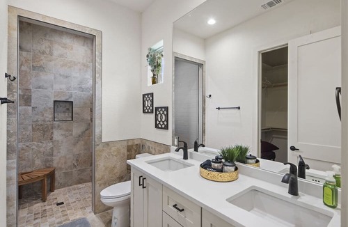 Horseshoe Bay West House | HSB West/ Newer Build/ Chic Decor