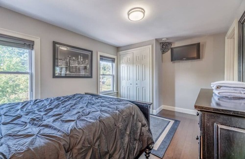 Portland Apartment | Inviting 2BR Portland Apt with Harbor Views