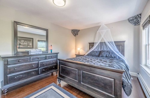 Portland Apartment | Inviting 2BR Portland Apt with Harbor Views