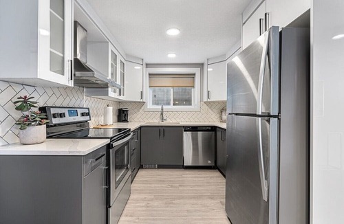 Radisson Heights - Albert Park Apartment | Walk-Out with City Views 2BR + Parking