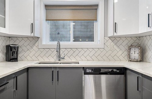 Radisson Heights - Albert Park Apartment | Walk-Out with City Views 2BR + Parking