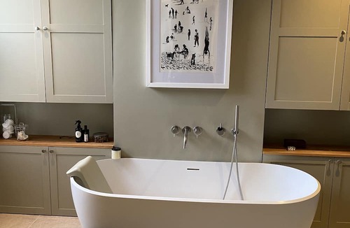 Northfield House | Edwardian town house, friendly safe London suburb, 20 minutes to central London