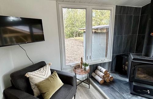 Northern Bruce Peninsula Cabin | Starry Haven: Serene 3-BR Retreat with Hot Tub