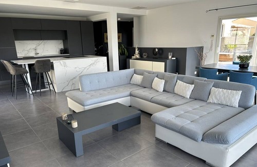 Juvignac Villa | Villa Contemporaine Avec vue sur la Garrigue, Piscine Chauffée et Jacuzzi