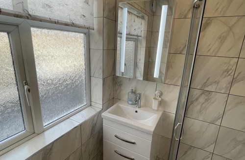 Ponders End Apartment | Spacious one bedroom apartment with free parking