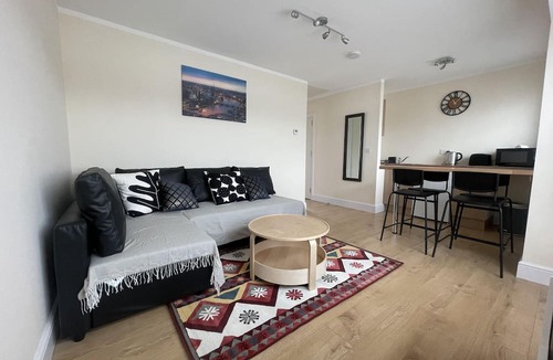 Ponders End Apartment | Spacious one bedroom apartment with free parking