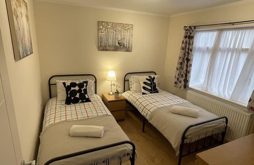 Ponders End Apartment | Spacious one bedroom apartment with free parking